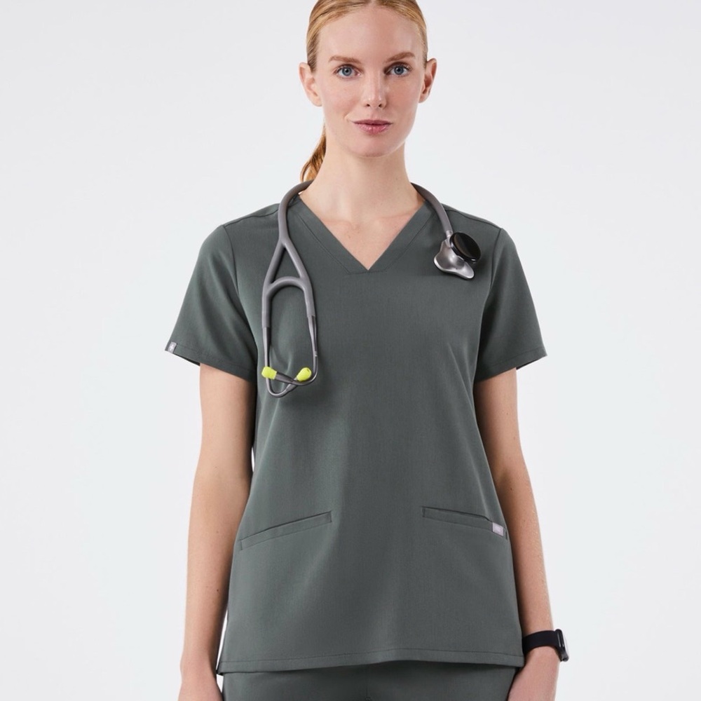 Figs Women's Bonsai casma three pocket scrub top